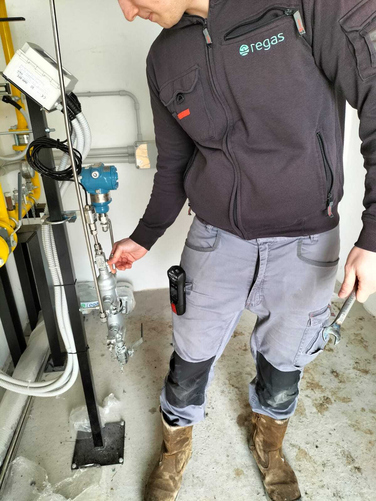 Trabajador de REGAS con el detector multigás G7 de Blackline Safety