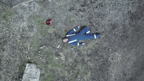 hombre caído seguridad del trabajador solitario