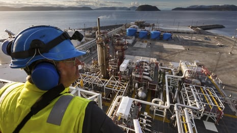 Trabajador petrolero observando una planta de gas.