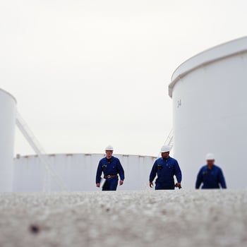 Trabajadores con dispositivos de detección de gas G7