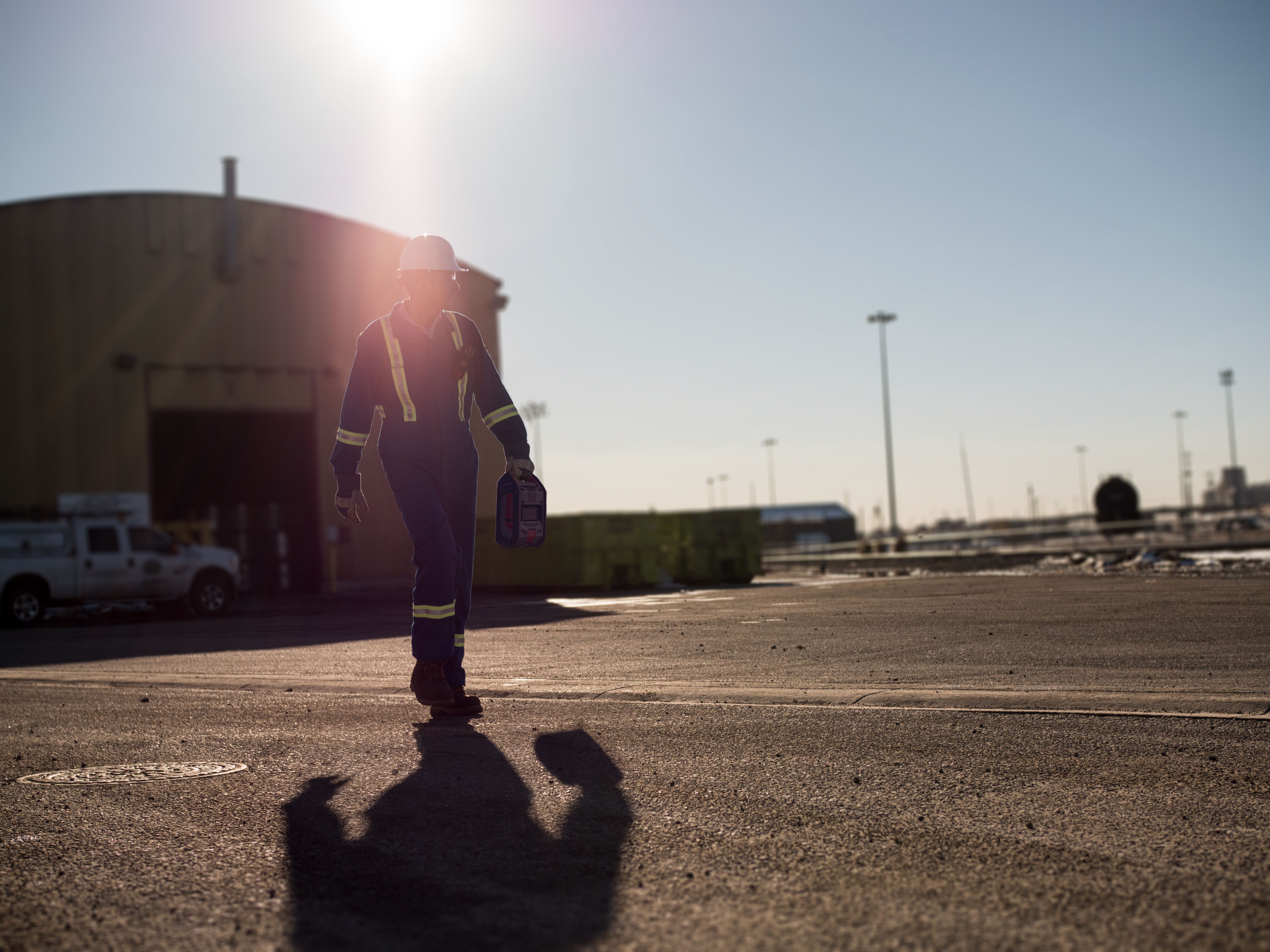 Trabajador solitario con monitor de área de detección de gas