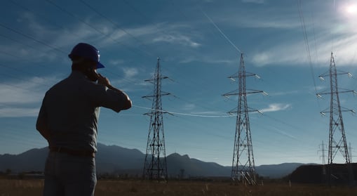 trabajador-masculino-en-central-eléctrica