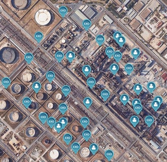 trabajador-de-mapas-aéreos-EXO-GPS