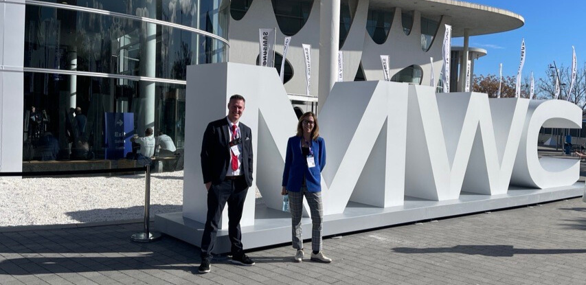 líneas negras: Mike Brown y Christine Gillies en el MWC
