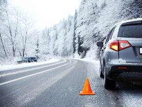 coche-país-carretera-nieve-tiempo
