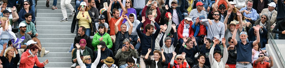 Protección contra la radiación gamma realizada por la tripulación en un gran recinto mientras la multitud aplaude.