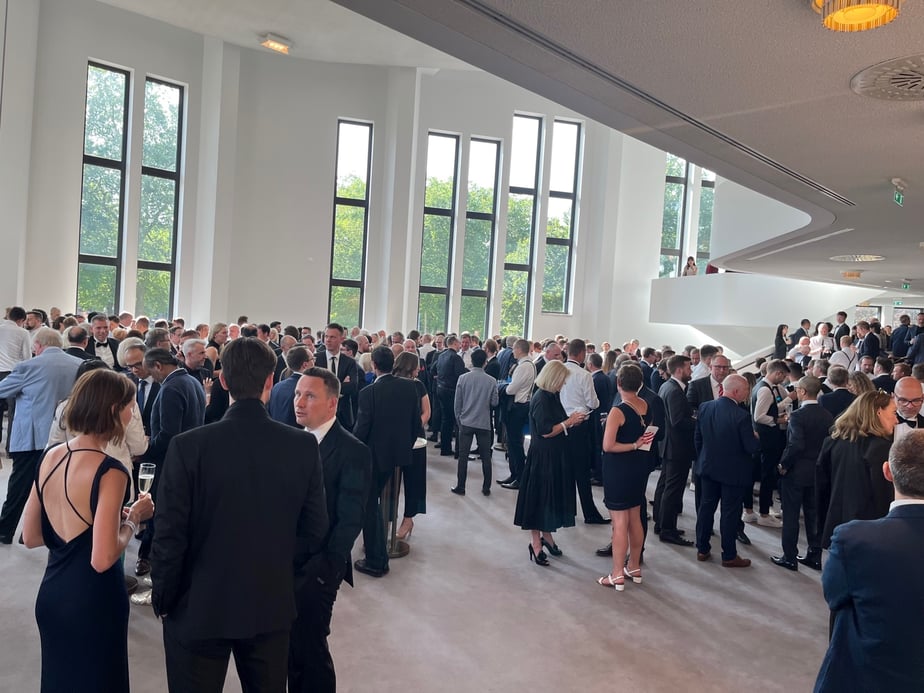 g6-punto-rojo-gala-multitud