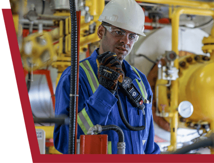 Un trabajador del sector del petróleo y el gas utiliza el micrófono RSM de Blackline Safety para comunicarse con su equipo.