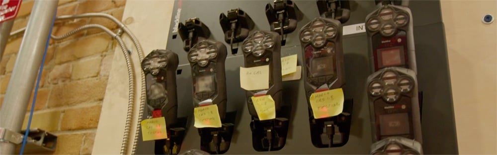 Dispositivo sometido a pruebas de calidad en Blackline Safety.