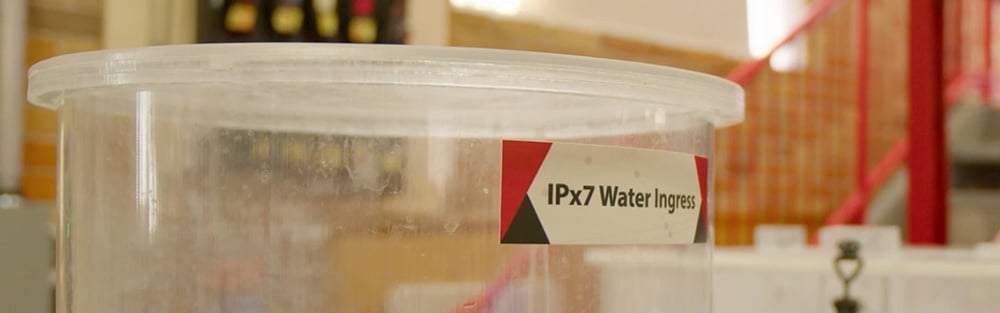 IPx7 Entrada de agua que comprueba la capacidad de un dispositivo para soportar la inmersión en agua.