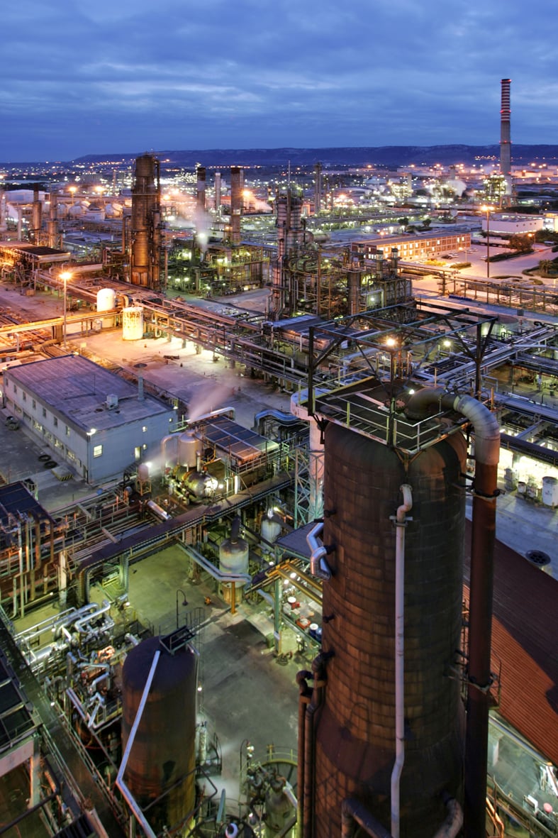 Refinería por la noche. Detección de gas conectada.