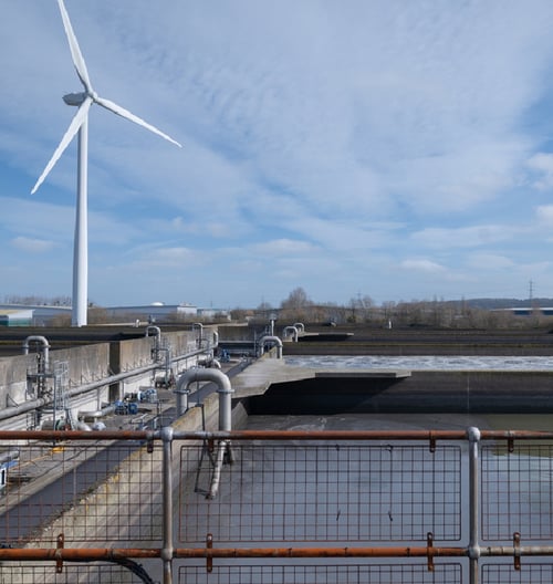 Instalación al aire libre en una planta de tratamiento de aguas residuales.
