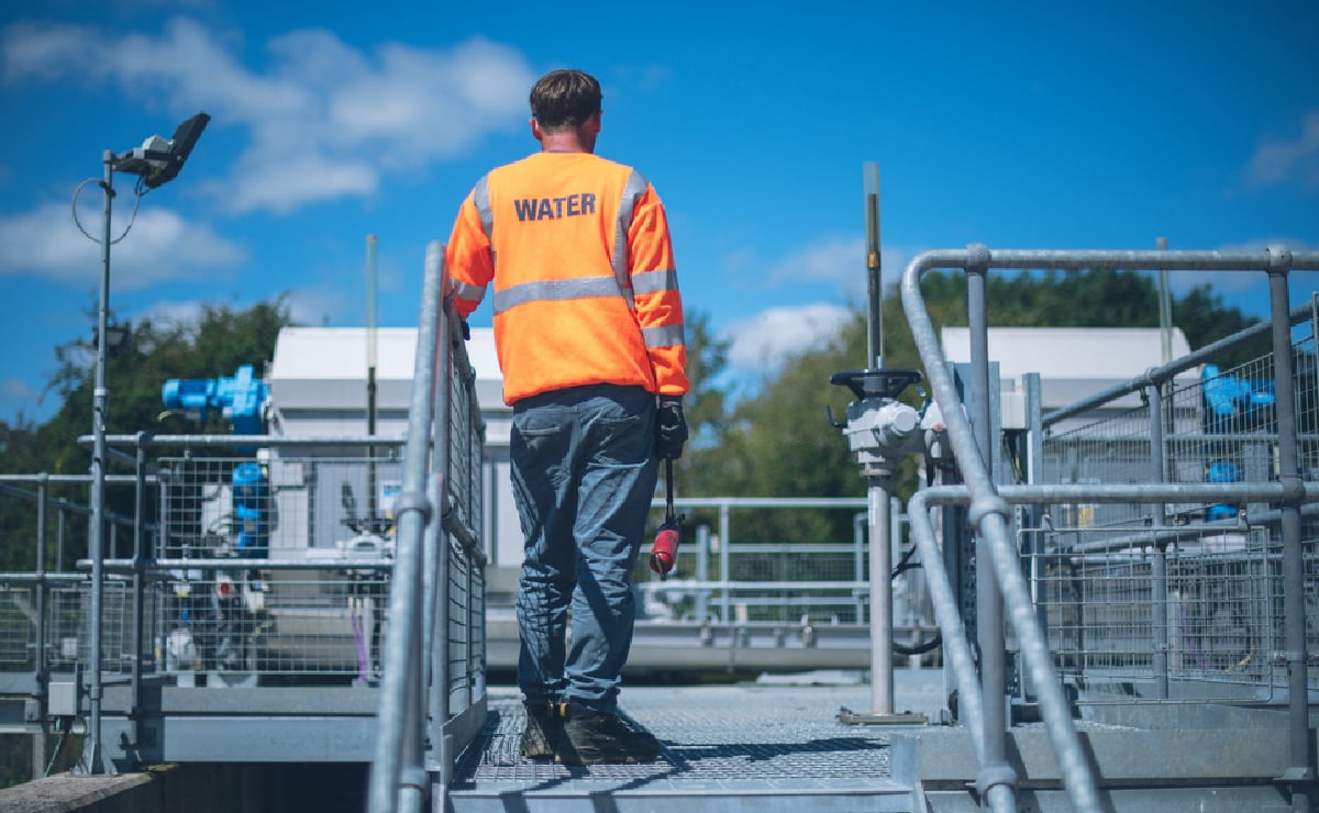 Un trabajador solitario en el exterior de la planta de Wessex Water, en el oeste de Inglaterra, Reino Unido.
