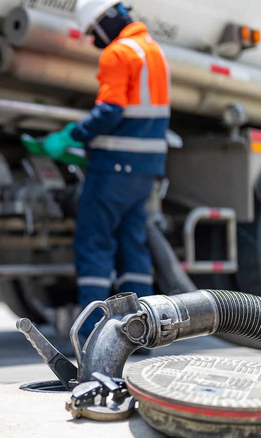 transporte-camión-de-combustible-que-reparte-gasolina