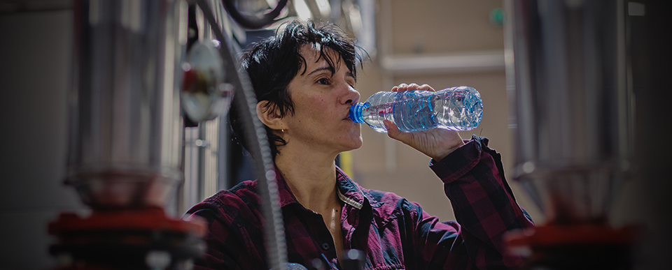 Los dispositivos para trabajadores aislados de Blackline Safety supervisan el bienestar de los empleados que trabajan en interiores con altas temperaturas.