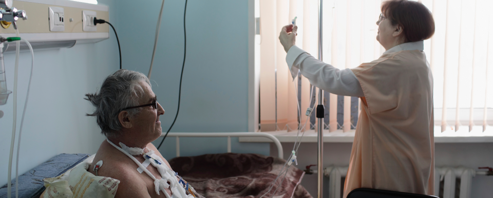 Imágenes del blog: enfermera y paciente anciano.