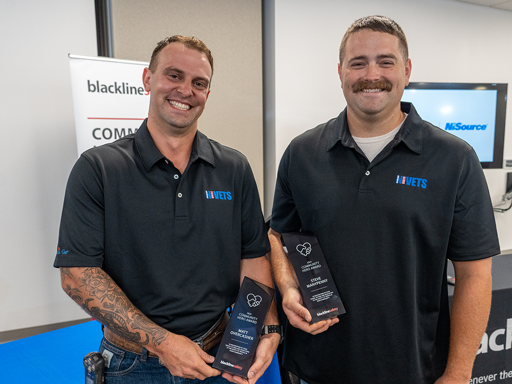 Steve y Matt sosteniendo el trofeo del premio «Impact»