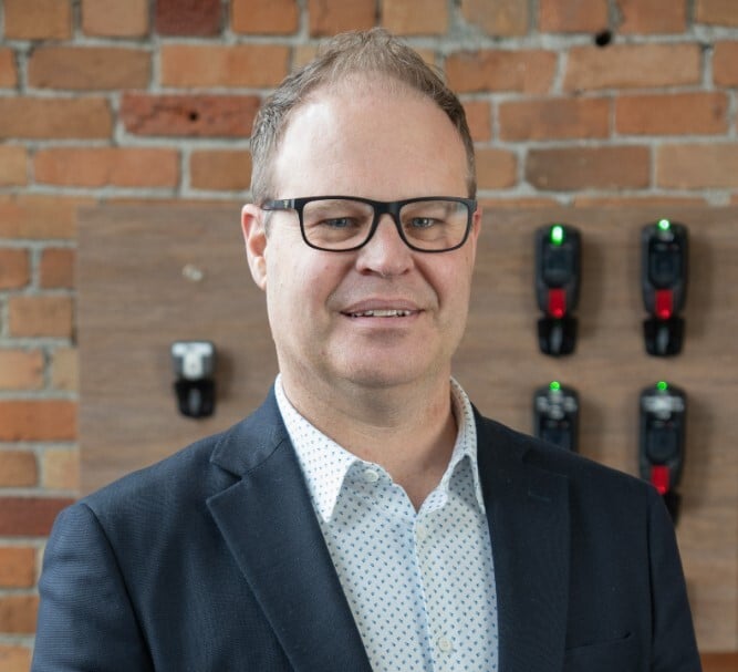 Chris Curry, vicepresidente de contabilidad y finanzas